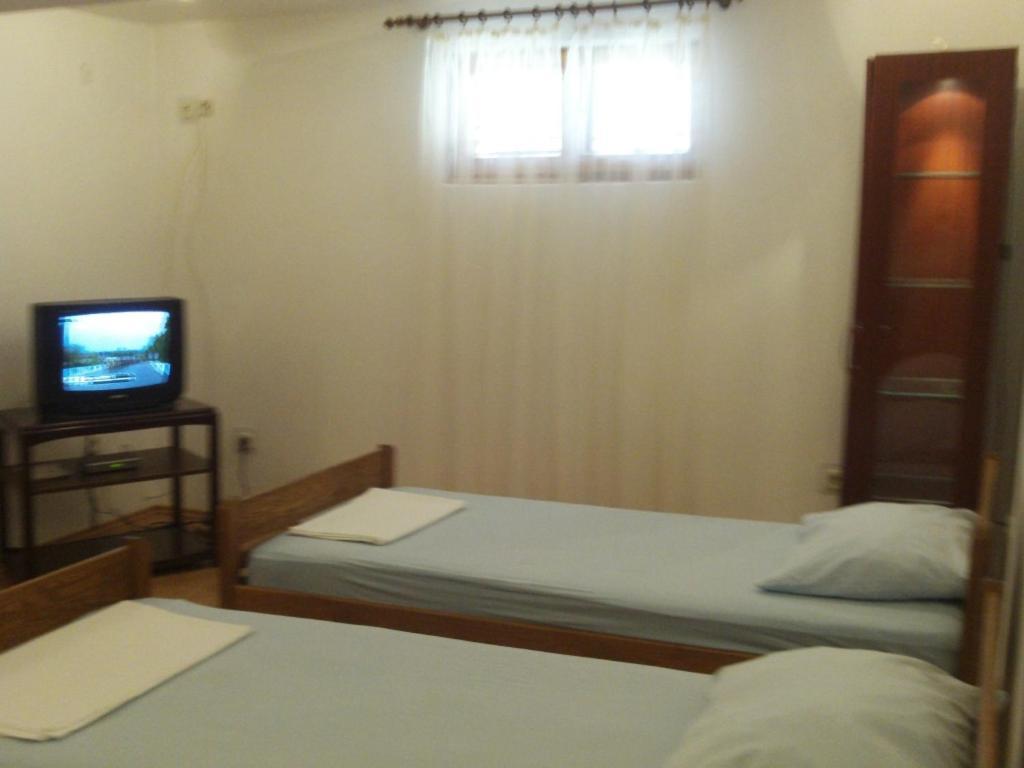 Apartment In Kustici With Balcony, Wifi, Washing Machine Kültér fotó